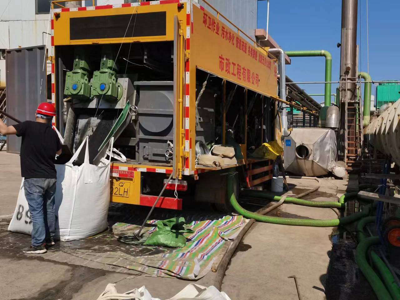 临桂淤泥压干处理