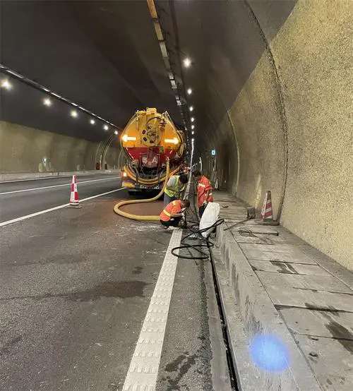 临桂隧道排水渠清淤